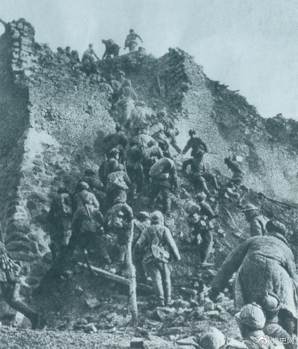 1948年12月，人民解放軍向新保安守?cái)嘲l(fā)起攻擊。這是解放軍戰(zhàn)士登上新保安城頭。 